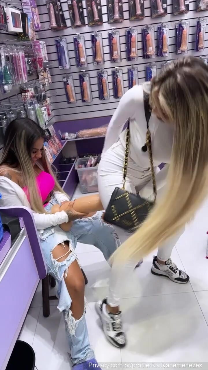 Karlyane Menezes e Lays Peace duas putas de luxo safadas brincando com um pau gigante na sexy shop