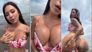 Karol Rosado na praia gozando com consolo enorme na xoxota exibindo os peitos lindos
