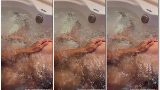 Lett Silveiro peladinha na banheira deixando seu macho acariciar seus lindos peitinhos