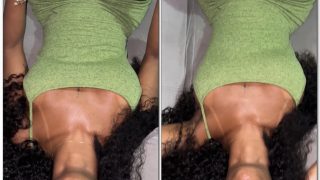 Livia santana pretinha gulosa engolindo até o talo a pica do seu macho de cabeça  pra baixo