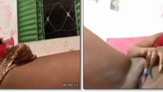 MC Yasmin pretinha safada abre as pernas e mete um consolo no bucetão carnudo gozando gostoso