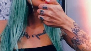 Mc Tati Zaqui cantora safada tosa pelada mostrando a buceta chapada de maconha