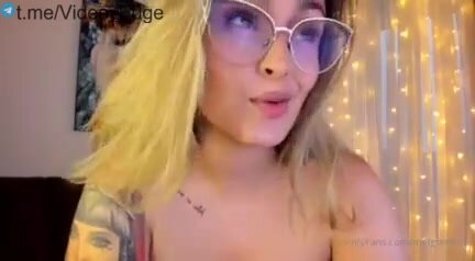 Mel Gomez novinha deliciosa mamando pau de borracha durante a live na webcam