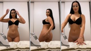 Mikaela Testa exibindo bucetinha lisinha sem calcinha na frente do espelho