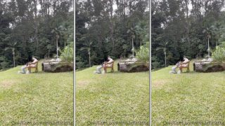 Mikaela Testa gulosa safada chupando rola do macho dotado ao ar livre