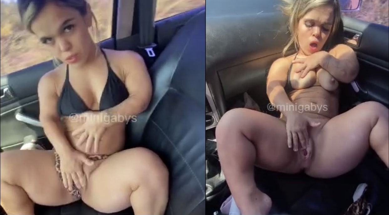 Mini Gabys gozando se masturbando dentro do carro