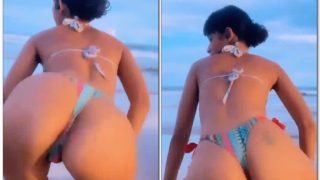 Morena gostosa com biquíni rebolando safada na praia