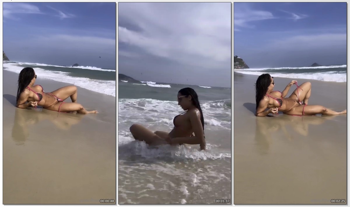 Mulher Melão se exibindo pelada em publico na praia muito gostosa