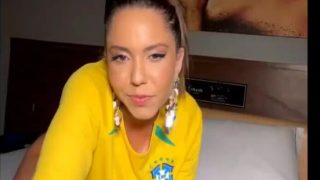 Mulher melão fica peladinha mostrando tudo na webcam