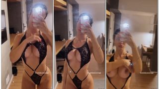 Nanda Cassu loirinha safada se exibindo em frente ao espelho mostrando os peitinhos siiconados