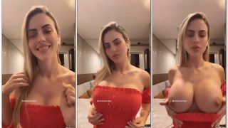 Nanda Cassu loirinha safada usando um vestidinho vermelho com os peitos siliconados de fora
