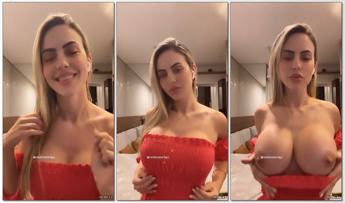 Nanda Cassu loirinha safada usando um vestidinho vermelho com os peitos siliconados de fora