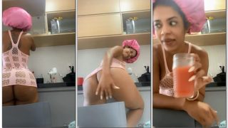 Nega Barbie morena do rabão gostoso exibindo seu corpinho sexy em um vestido bem curtinho na cozinha de casa