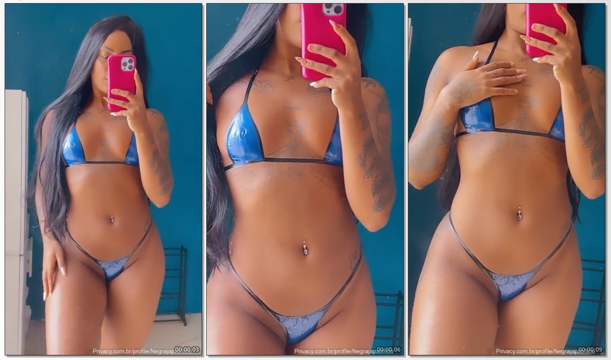 Negra Japa safadinha se exibindo de calcinha rasgando a bucetinha deliciosa