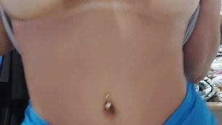 Paulinha Cordeiro peituda gostosa e com piercing no umbiguinho dança tira shortinho e se masturba até gozar