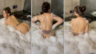 Pelada Alexia Loren toda provocante na banheira