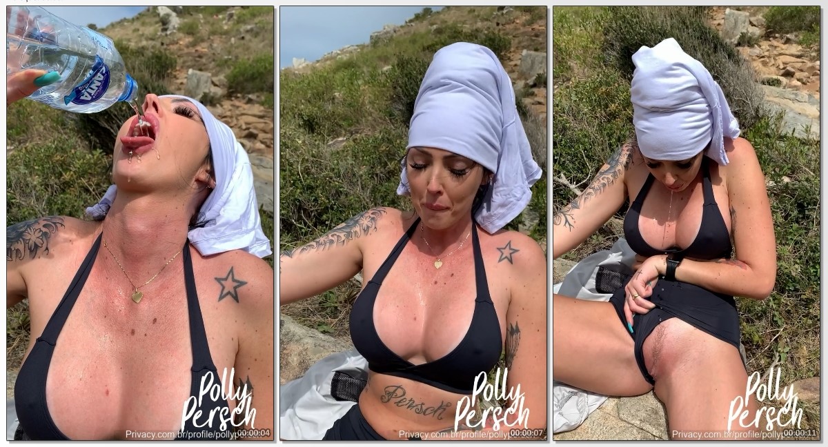 Polly Persch novinha tatuada na trilha cheia de calor refrescando a bucetinha lisinha tirando o biquini