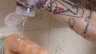 Porno Ruiva Braba masturbando a buceta com lubrificante