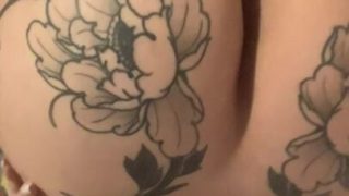Ruiva Braba empinando a bunda tatuada para o macho bem safada