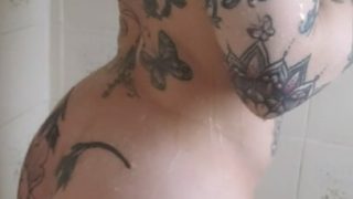 Ruiva Braba tatuada safada mostrando a bunda molhadinha no chuveiro