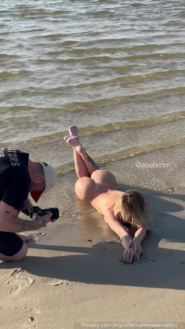 Sabrina de Martini bastidores de um ensaio de fotos sensuais na praia
