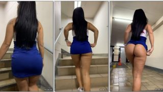 Steffy Moreno exibicionista subindo a escada do condominio com vestidinho curto levantado mostrando a buceta molhada