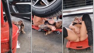 Tati Weg putinha gostosa toda peladinha tocando siririca embaixo do carro na oficina