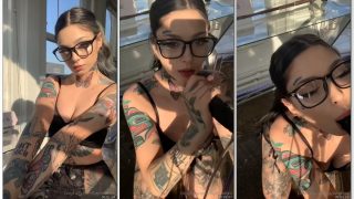 Taylor White putinha tatuada chupando consolo de borracha