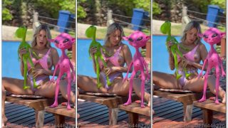 Tuani Basotti loirinha com carinha de safada que quer pica se exibindo na piscina com boneco de ET