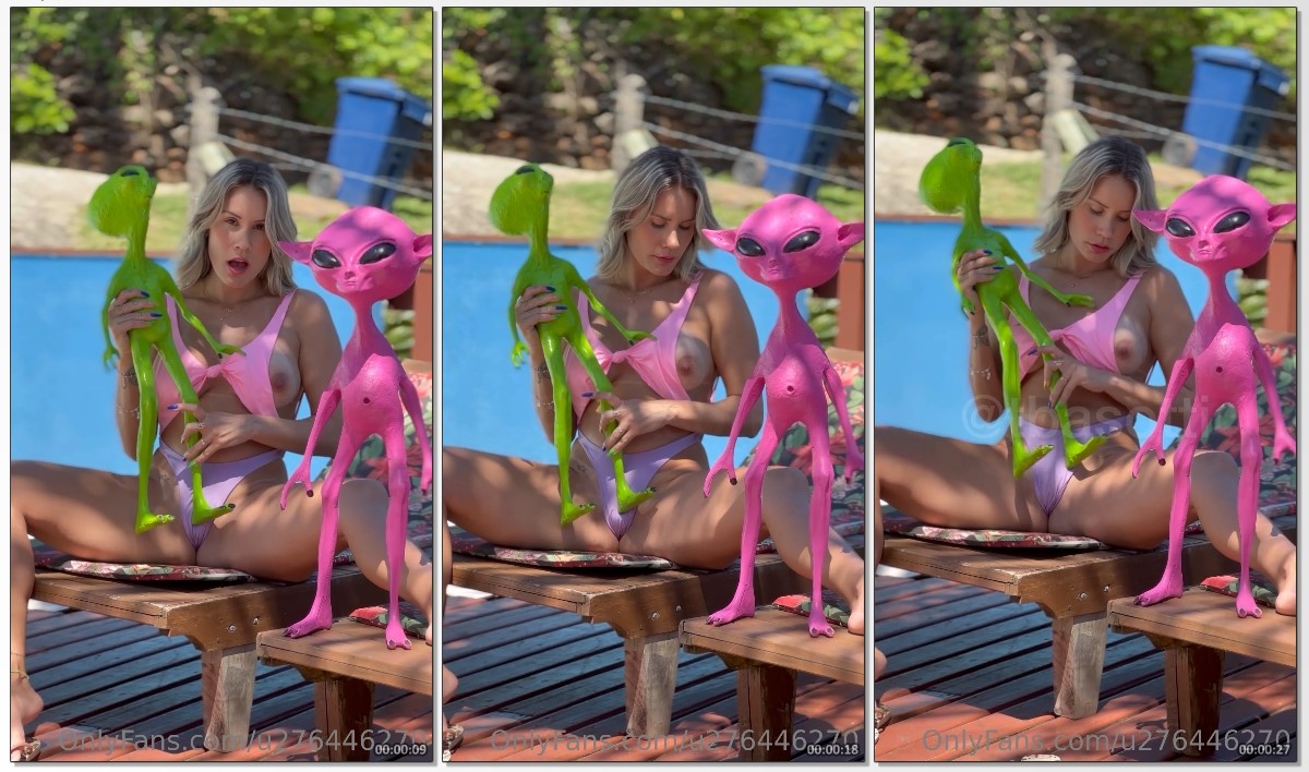 Tuani Basotti loirinha com carinha de safada que quer pica se exibindo na piscina com boneco de ET