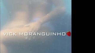 Vick Moranguinho toda peladinha  na piscina com uma mulata ninfeta delícia