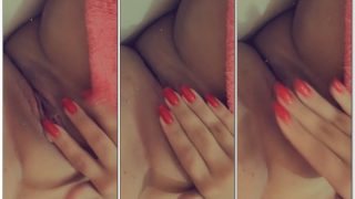 Victoria Matosa pelada de forma bem sensual passando os dedos na xoxotinha molhada e pegando no clitoris