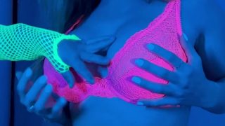 Alyne Lary putinha toda safada brincando com a bucetinha de sua amiga anã Mini Gabys