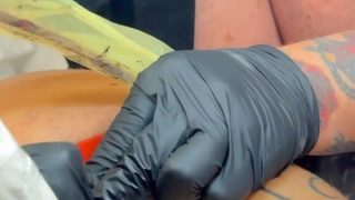 Andressa Urach puta deliciosa fazendo uma tatuagem no seu cuzinho e transando ao mesmo tempo