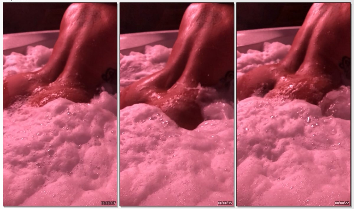 Bruna Bastet rebolando a bunda completamente pelada na banheira