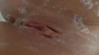 Debora Peixoto pelada tomando banho quente delicioso filmando de pertinho a bucetinha lisinha e rosada