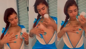 Delicinha Isa Silva pelada brincando com seus peitos