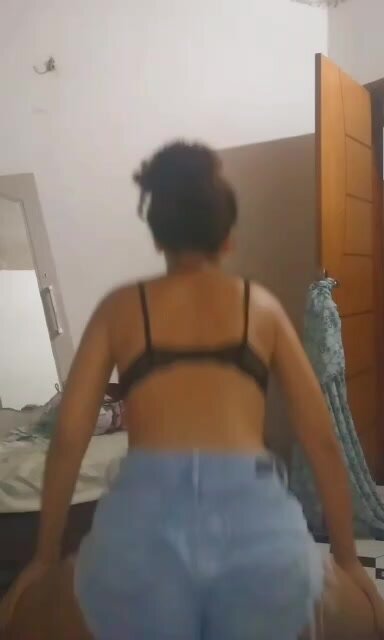 Lay Nuniz putinha toda deliciosa mostrando a buceta e ficando com a buceta suculenta