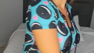 Megan_blaze01 ninfetinha deliciosa fica pelada e coloca pau de borracha na xoxota