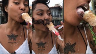Moana Gang chupando bem gostoso um sorvetinho