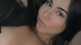 Morena linda faz vídeo quente e vídeo cai na net