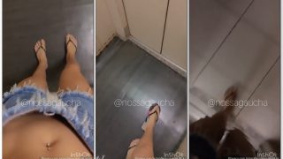 Nossa Gaúcha ninfetinha corajosa exibindo a xota depilada no elevador