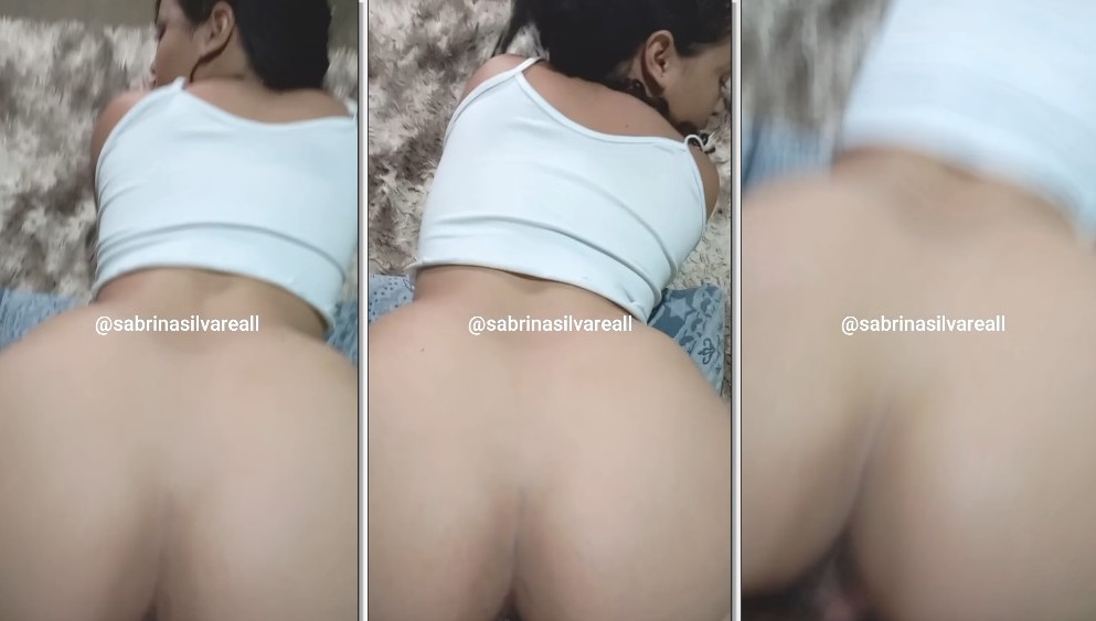 Sabrina Silva morena rabuda de quatro levando rola