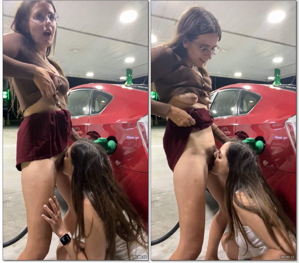 Safada chupando amiga no estacionamento do shopping