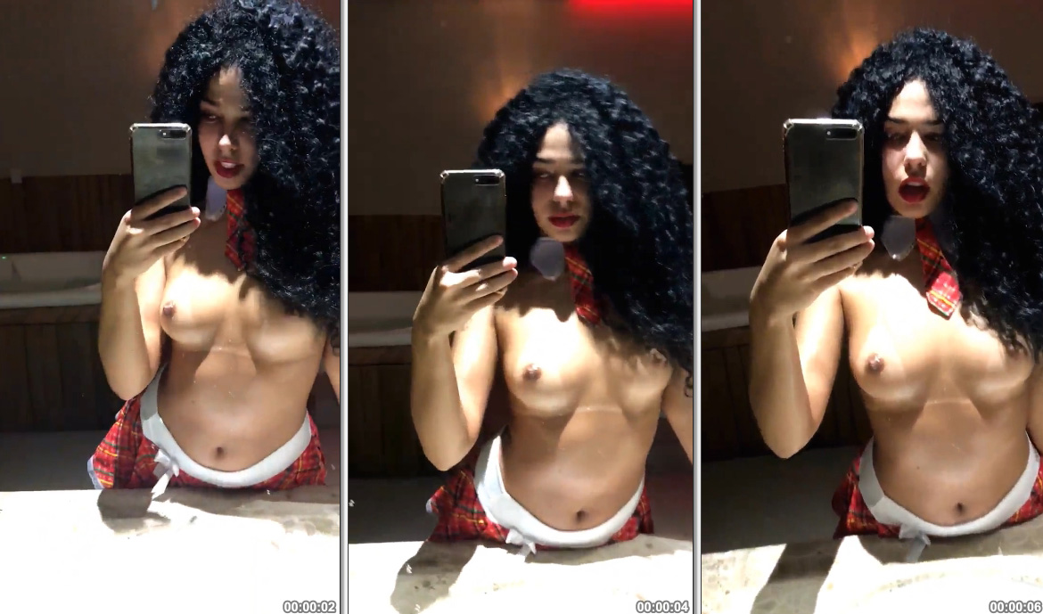Tesão Mirian Gabriela exibindo peitinhos pelada no espelho