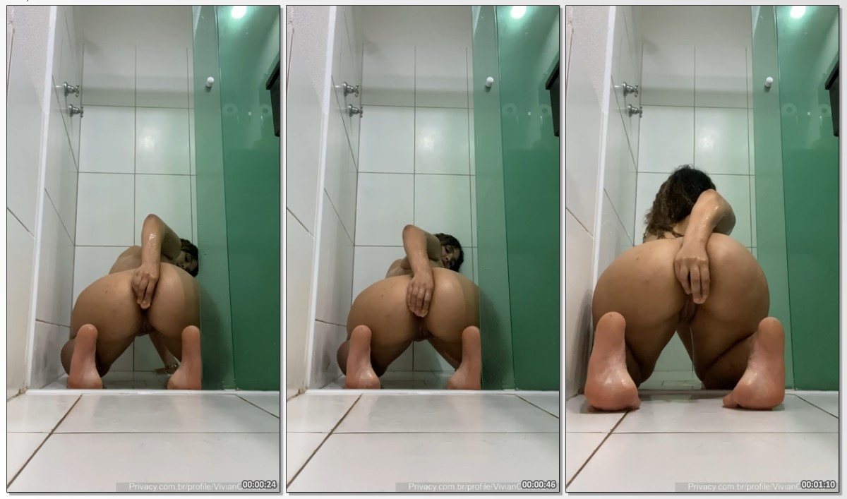 Vivian Oliveira putinha toda deliciosa pelada masturbando o cu de quatro no banheiro