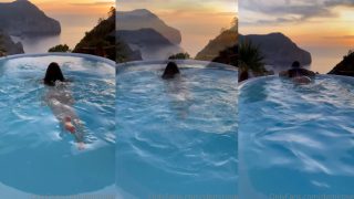 Demi Rose tomando banho peladinha na piscina do hotel