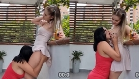 Latina Peituda Martina Smith transando com sua amiga gata