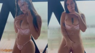 Andriza Haack nua se exibindo toda cheia de desejos