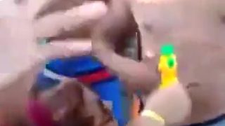 Putaria Carnaval gostosa pagando boquete em público